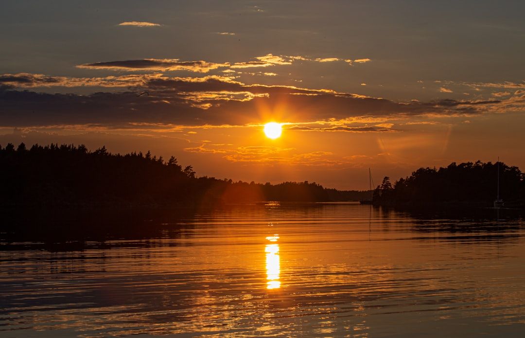 En vacker solnedgång över en lugn vik i skärgården.