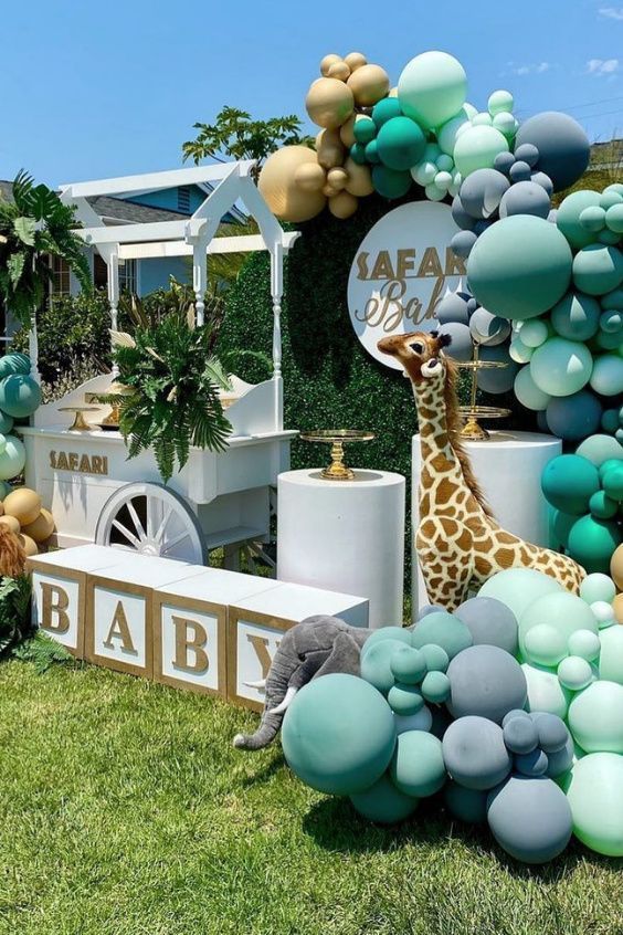 Utomhusdekoration för babyshower med safari-tema och ballonger.